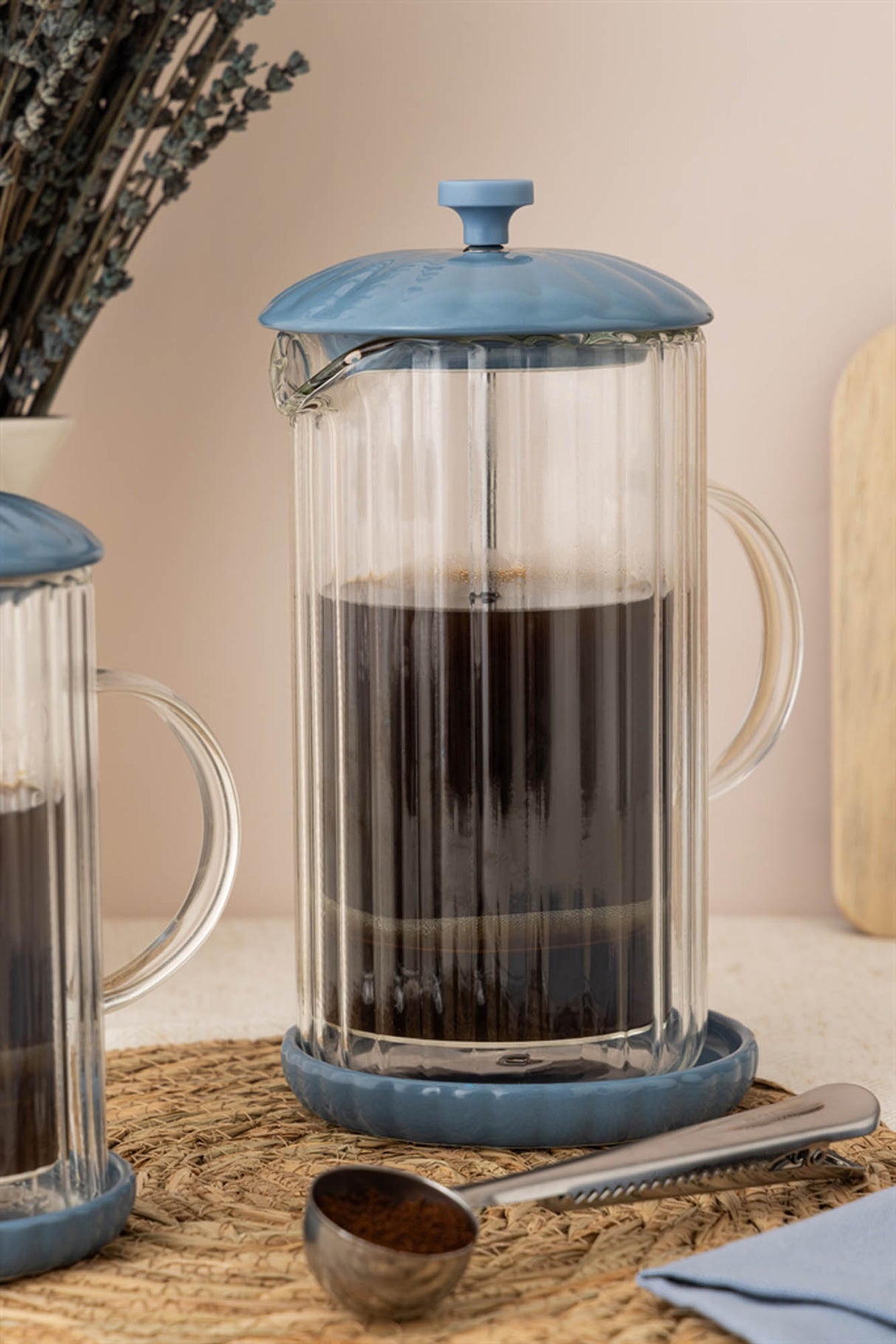 Frenchpress von PRICE & KENSINGTON in Taubenblau, 1 Liter Fassungsvermögen, mit Glasbehälter und Edelstahlrahmen.