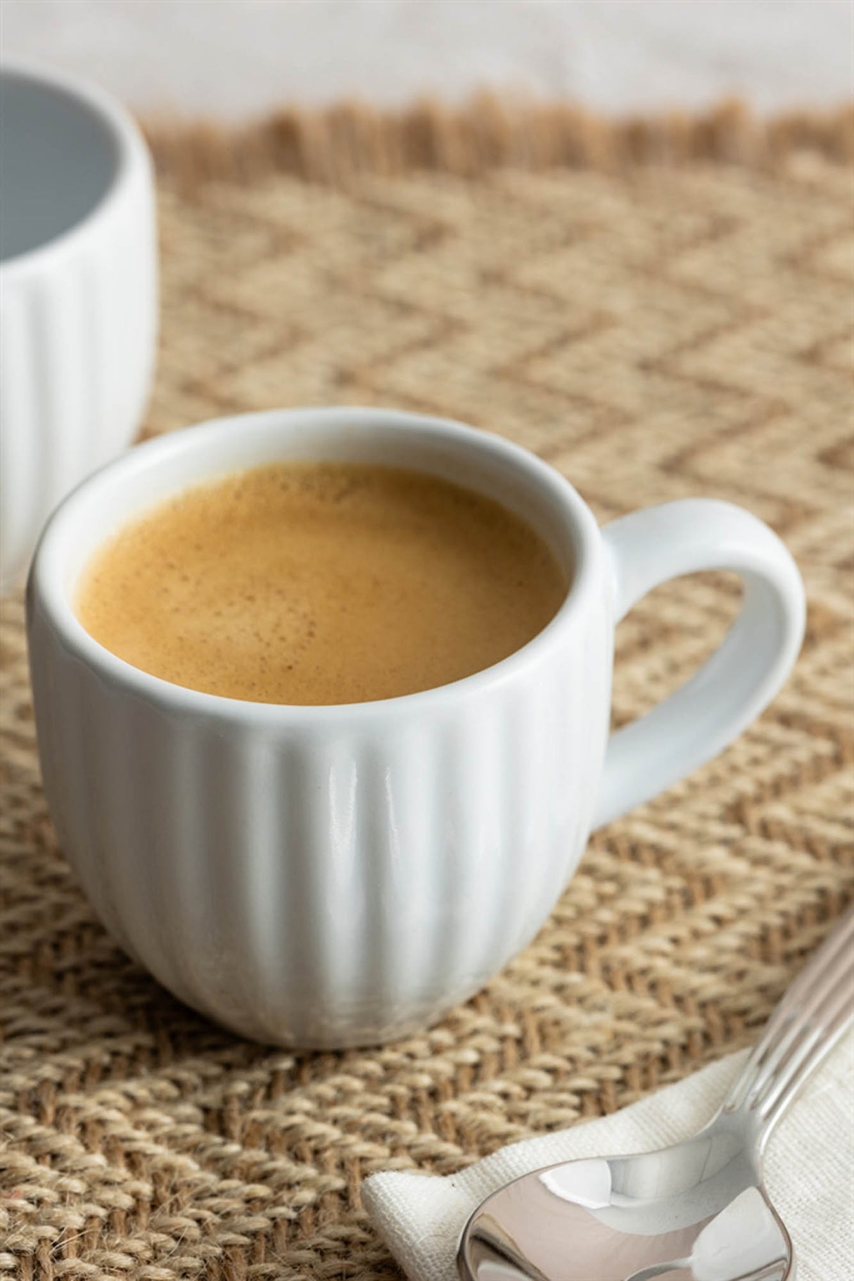 Weiße Tasse von PRICE & KENSINGTON, Luxe-Serie, 85 ml Fassungsvermögen, elegante Keramik, Nahaufnahme