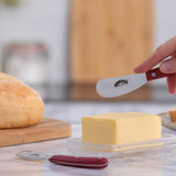 KILNER Buttermesser in Rot mit zwei Griffen, ideal zum Buttern und Servieren, mit ergonomischem Design.
