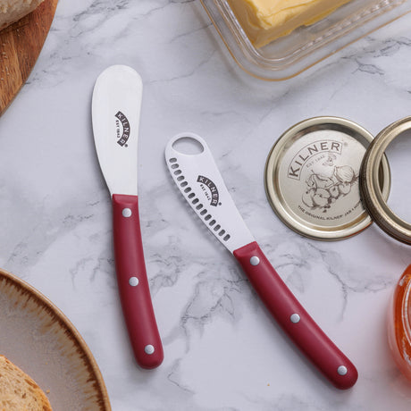 KILNER Buttermesser in Rot mit 2 Griffen, handliches Küchenmesser für Butter und Aufstriche, modernes Design.