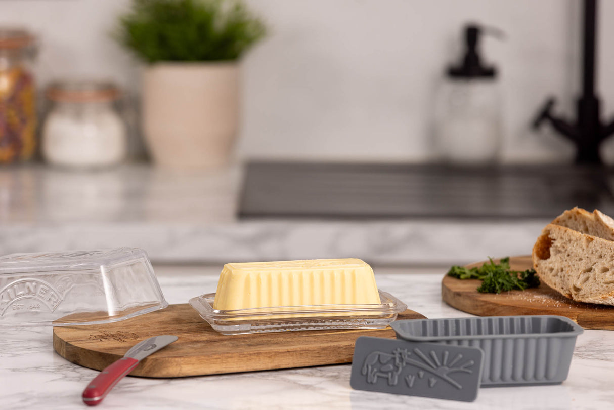 KILNER Butterform aus Silikon, 250 g, flexible Form zum Buttermachen mit transparentem Silikonmaterial, auf einer Küchenarbeitsplatte.