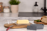 KILNER Butterform aus Silikon, 250 g, flexible Form zum Buttermachen mit transparentem Silikonmaterial, auf einer Küchenarbeitsplatte.