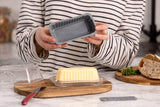 KILNER Butterform aus Silikon, 250 g, flexible Backform zum Buttermachen, gelb mit Silikonstruktur sichtbar