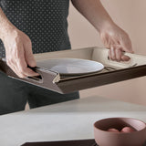 Wendetablett von Freeform, 2-in-1 Tablett und Tischset, schokobraun und cremefarben, klein, praktische Oberfläche für Getränke und Snacks