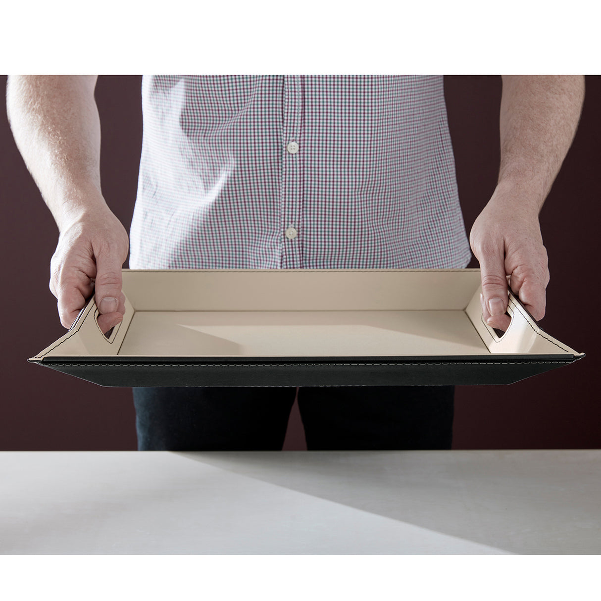 Großes Wendetablett von Freeform, 2-in-1 Tablett und Tischset DUO, sichtbar mit eleganter Oberfläche und praktischem Design