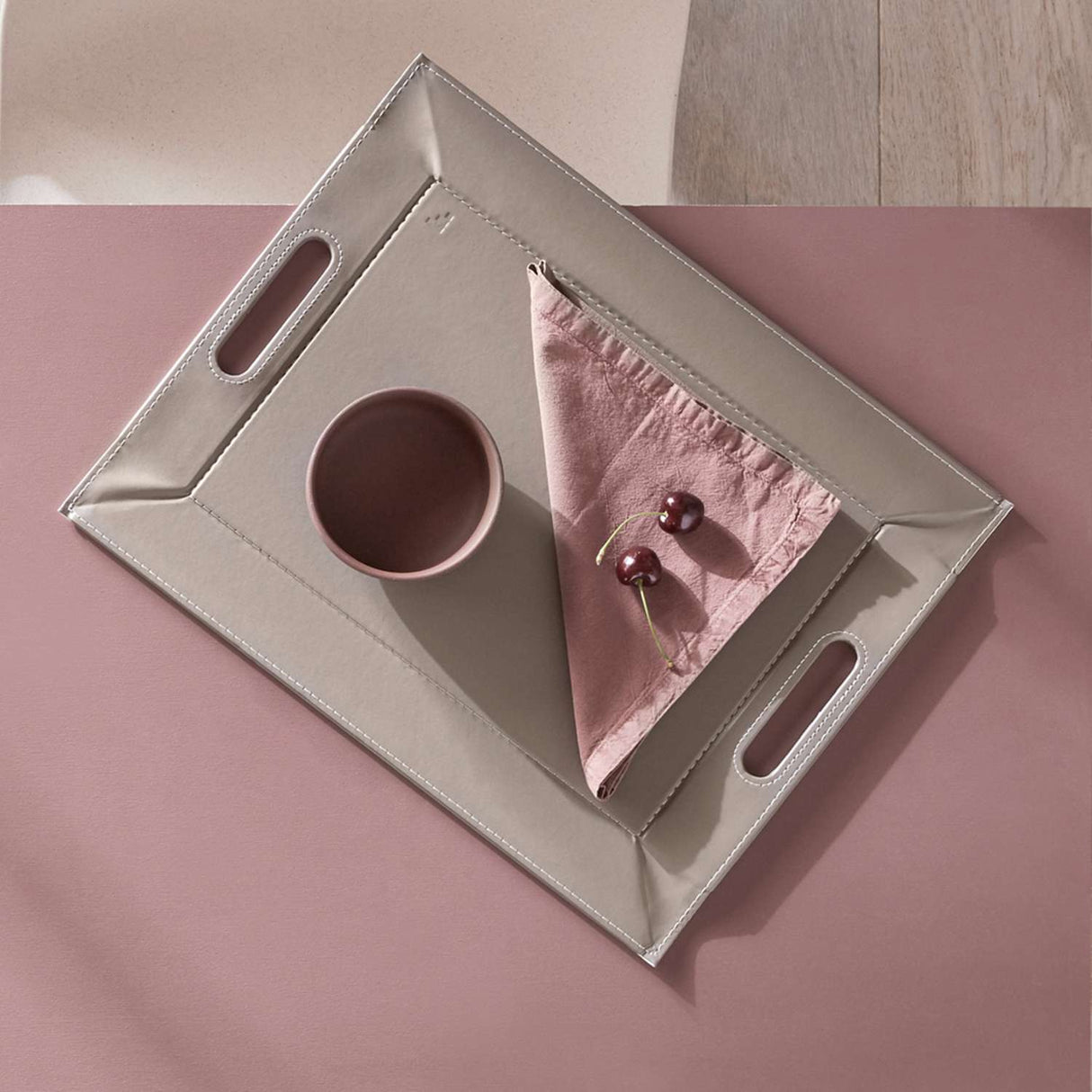 Kleines Wendetablett von Freeform, 2-in-1 Tablett und Tischset DUO, beidseitig verwendbar, aus robustem Material, ideal für unterwegs.