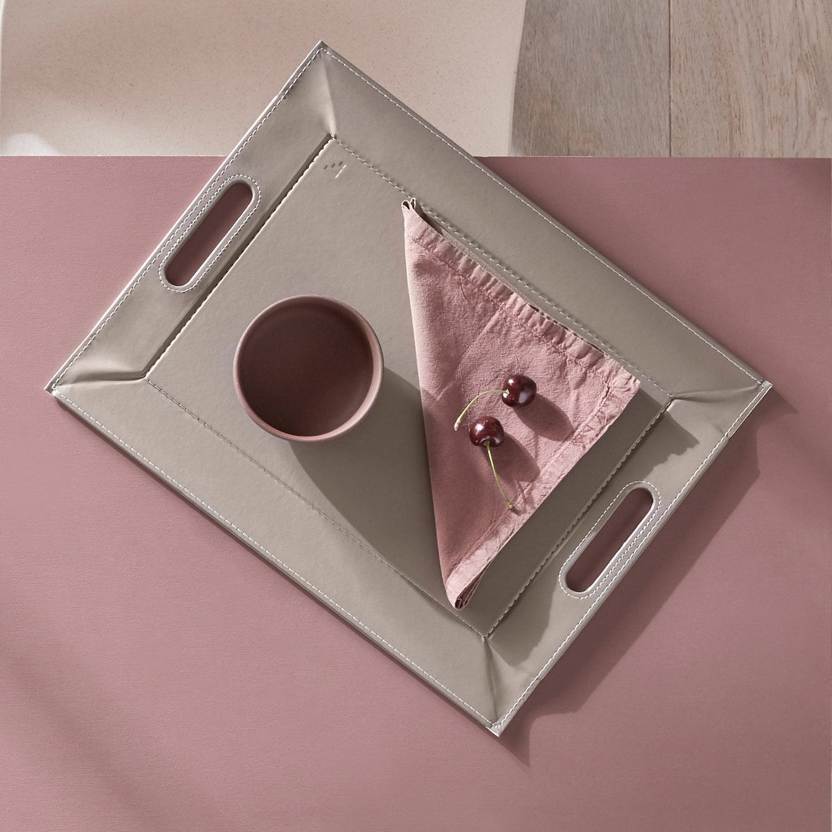 Wendetablett von Freeform, 2-in-1 Tablett und Tischset, klein, in Weiß und Taupe, zeigt beidseitige Designs auf der Oberfläche