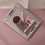 Wendetablett von Freeform, 2-in-1 Tablett und Tischset, klein, in Weiß und Taupe, zeigt beidseitige Designs auf der Oberfläche