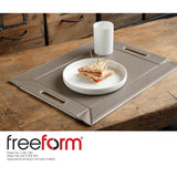 Wendetablett von Freeform, 2-in-1 Tablett und Tischset DUO, klein, mit abwechselndem Design, auf einer glatten Oberfläche liegend