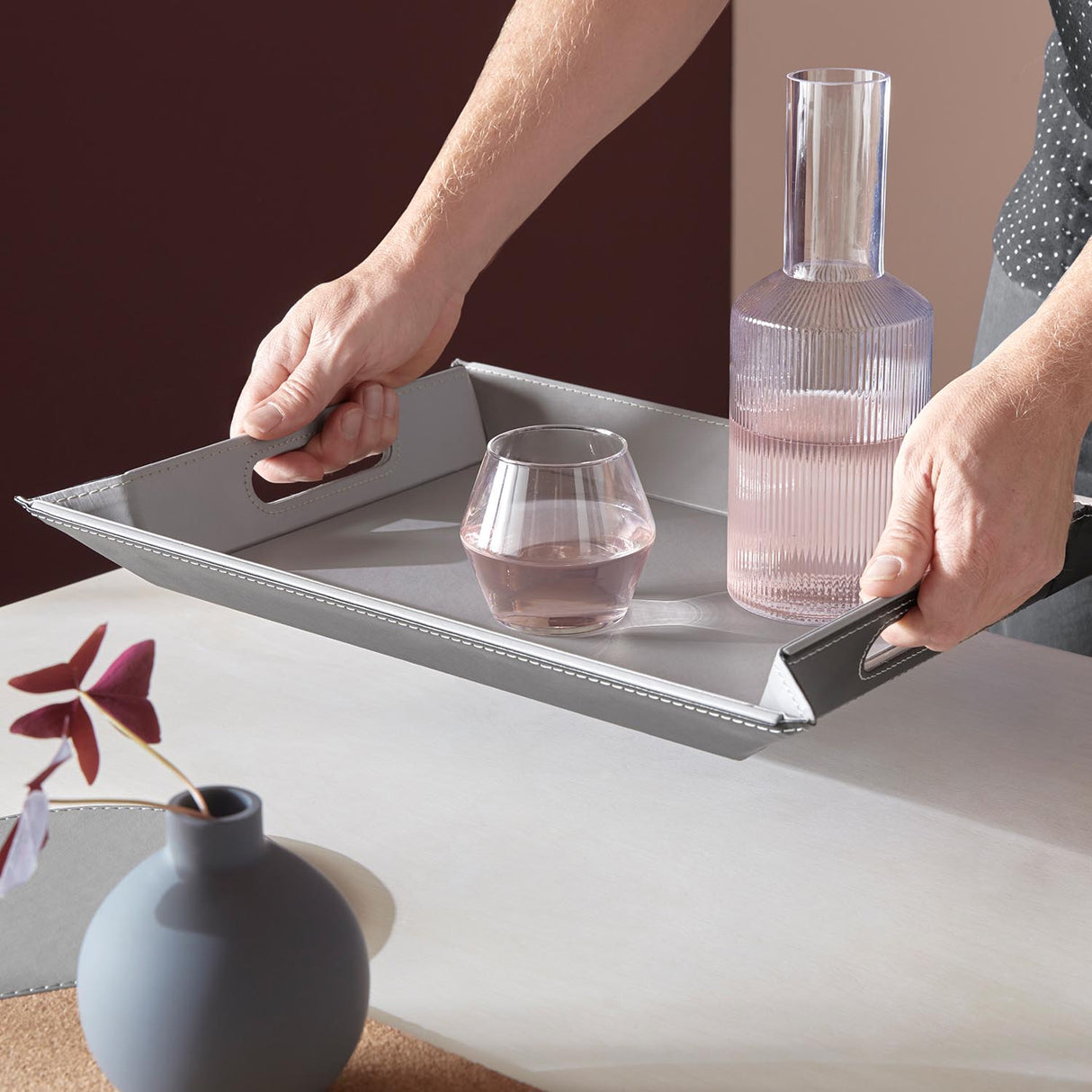 Wendetablett von Freeform, 2-in-1 Tablett & Tischset, groß, grau und schwarz, zeigt beide Seiten in Nahaufnahme