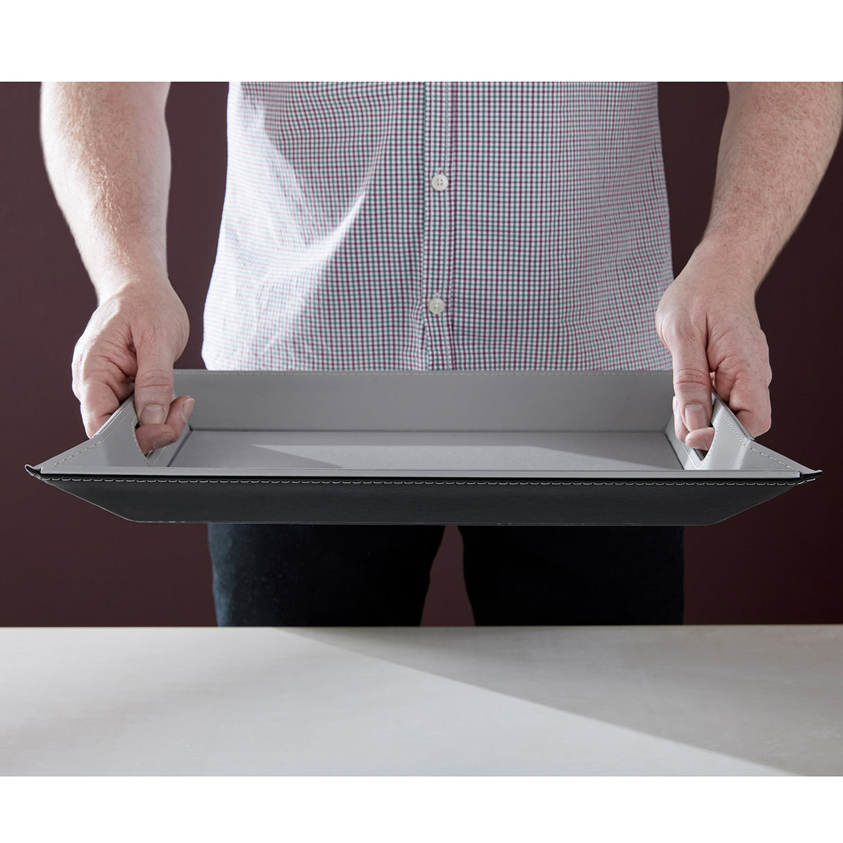 Wendetablett von Freeform, 2-in-1 Tablett & Tischset, großes, graues und schwarzes, wendbares Tablett für Zuhause