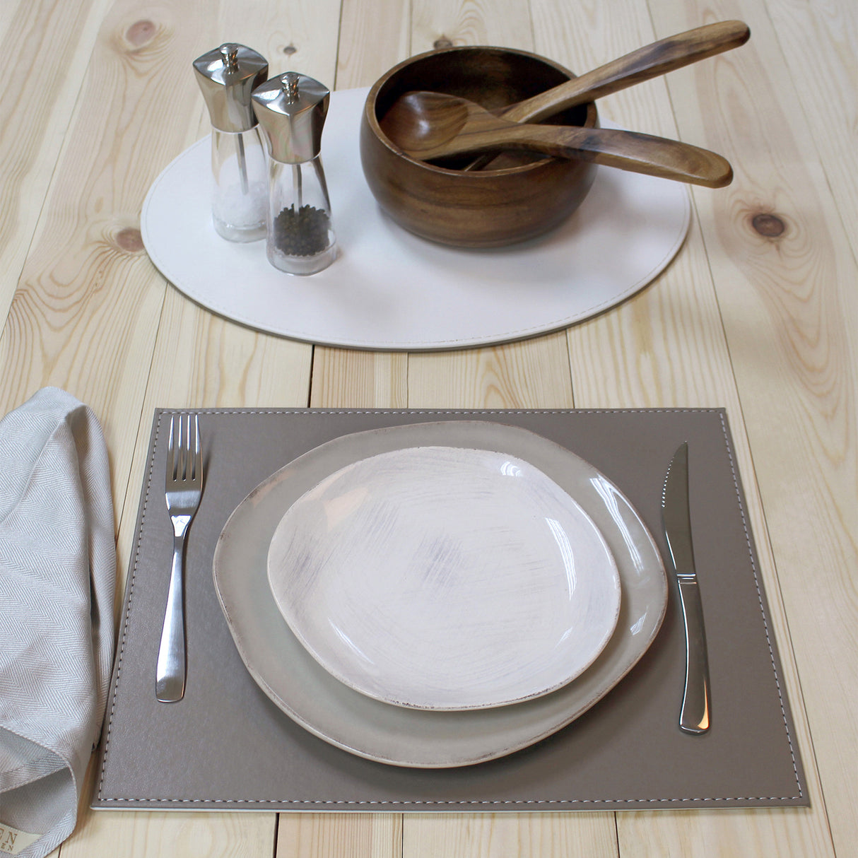 Platzset DUO von FREEFORM in Taupe und Weiß, rechteckiges Design, aus Stoff für elegante Tischeindeckung