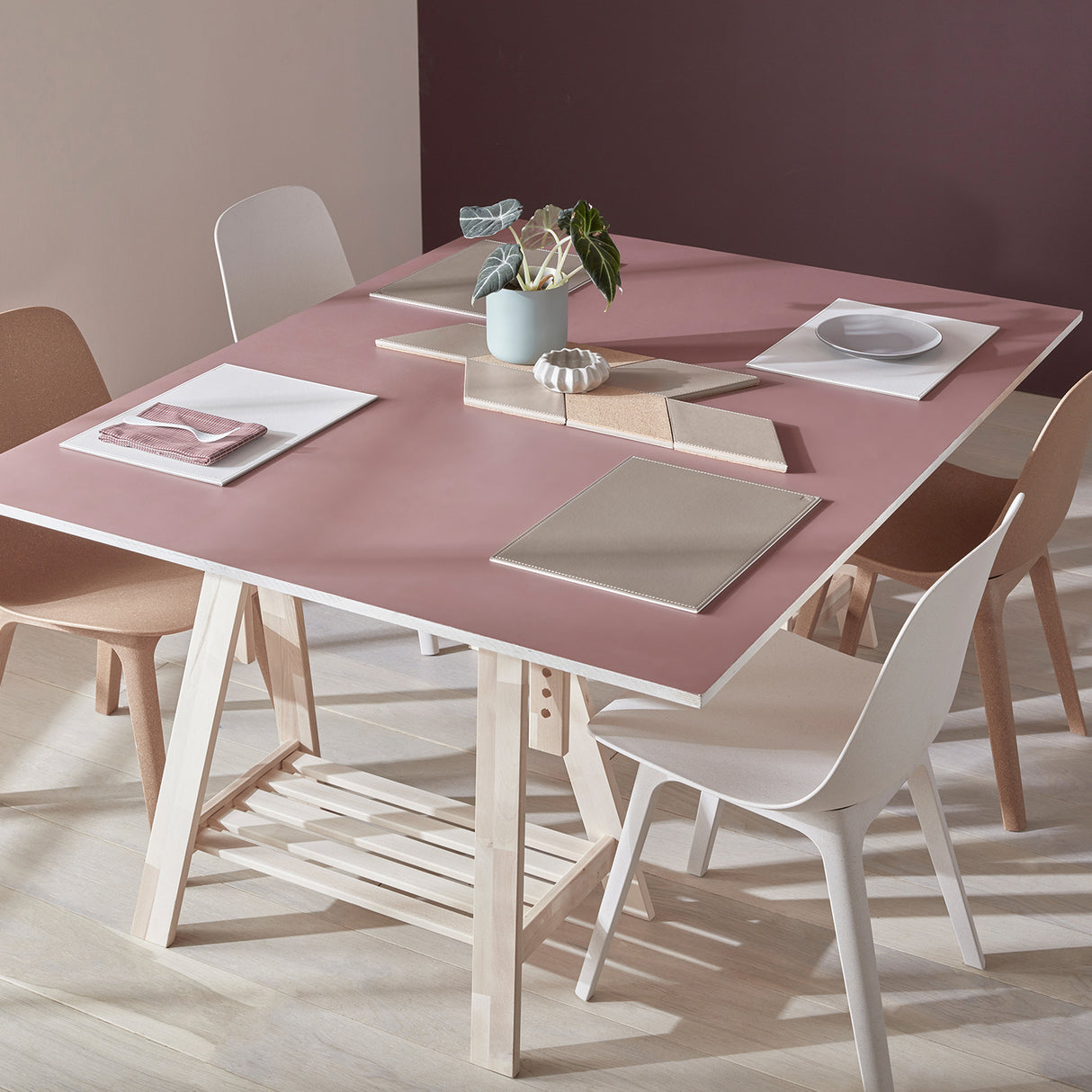 FREEFORM Platzset DUO in Taupe und Weiß, rechteckiges Tischset aus Stoff, ideal für den Essbereich.