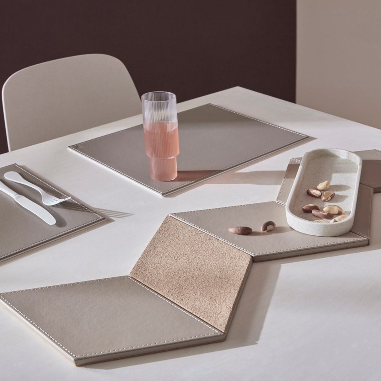 FREEFORM Platzset DUO in Taupe und Weiß, rechteckiges Design, strapazierfähiges Tischset für den Essbereich