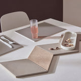 FREEFORM Platzset DUO in Taupe und Weiß, rechteckiges Design, strapazierfähiges Tischset für den Essbereich