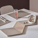 FREEFORM Platzset DUO in schwarz und grau, rechteckiges Design, strapazierfähiges Esszimmer-Set für stilvollen Tisch.