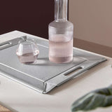 Wendetablett von Freeform, 2-in-1 Tablett und Tischset DUO, klein, mit beidseitigem Design und handlichem Griff.