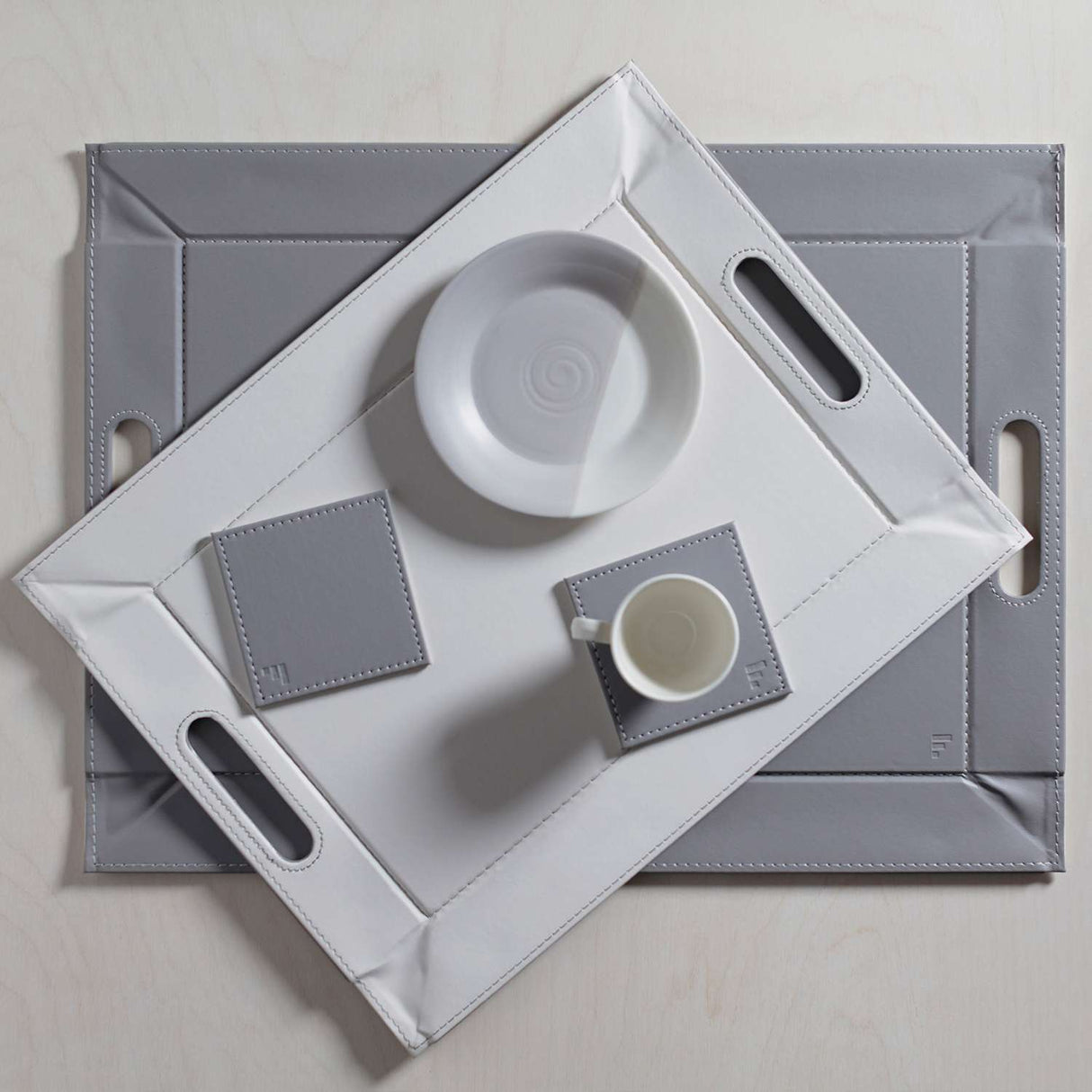 Wendetablett von Freeform, 2-in-1 Tablett und Tischset DUO, klein, zeigt beidseitig verwendbare Oberfläche auf einem Tisch