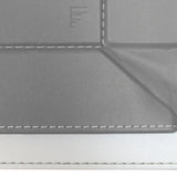 Großes Wendetablett von Freeform, 2in1 Tablett und Tischset DUO in Grau und Weiß, zeigt die doppelseitige Oberfläche.