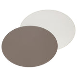 FREEFORM Platzset DUO in Taupe und Weiß, ovales Design, strapazierfähiges Esszimmer-Set für stilvollen Tisch.