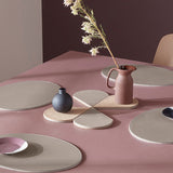 Ovales Platzset FREEFORM DUO in Taupe und Weiß, aus Stoff, schützt den Tisch elegant vor Kratzern und Flecken.