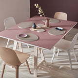 Ovales Platzset DUO von FREEFORM in Taupe und Weiß, mit eleganter, ovaler Form für den Esstisch.