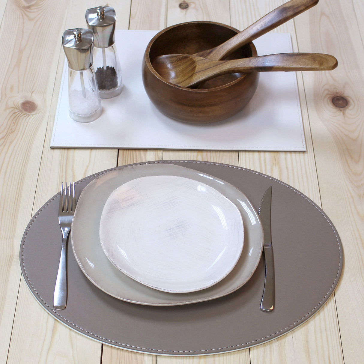 Ovales Platzset Duo von FREEFORM in Taupe und Weiß, strapazierfähiges Tischset aus robustem Material.