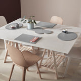 Ovales Platzset DUO von FREEFORM in Taupe und Weiß, mit eleganter, ovaler Form für den Esstisch.