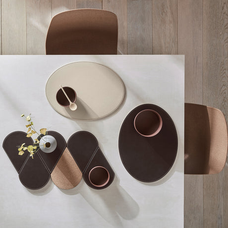 Kunstleder Platzset DUO von FREEFORM, stilvoller Tischschutz mit eleganter Gestaltung, perfekt für den Essbereich.