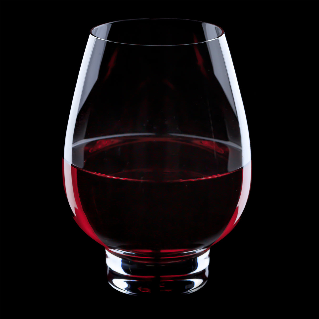 Zwei klare FREEFORM Rotwein-Gläser mit 600 ml Fassungsvermögen, stilvoll auf einem Tisch.
