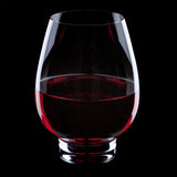 Zwei klare FREEFORM Rotwein-Gläser mit 600 ml Fassungsvermögen, stilvoll auf einem Tisch.