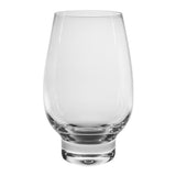 Zwei klare FREEFORM Weißwein-Gläser, 430 ml, mit eleganter Form und dünnem Rand auf weißem Hintergrund