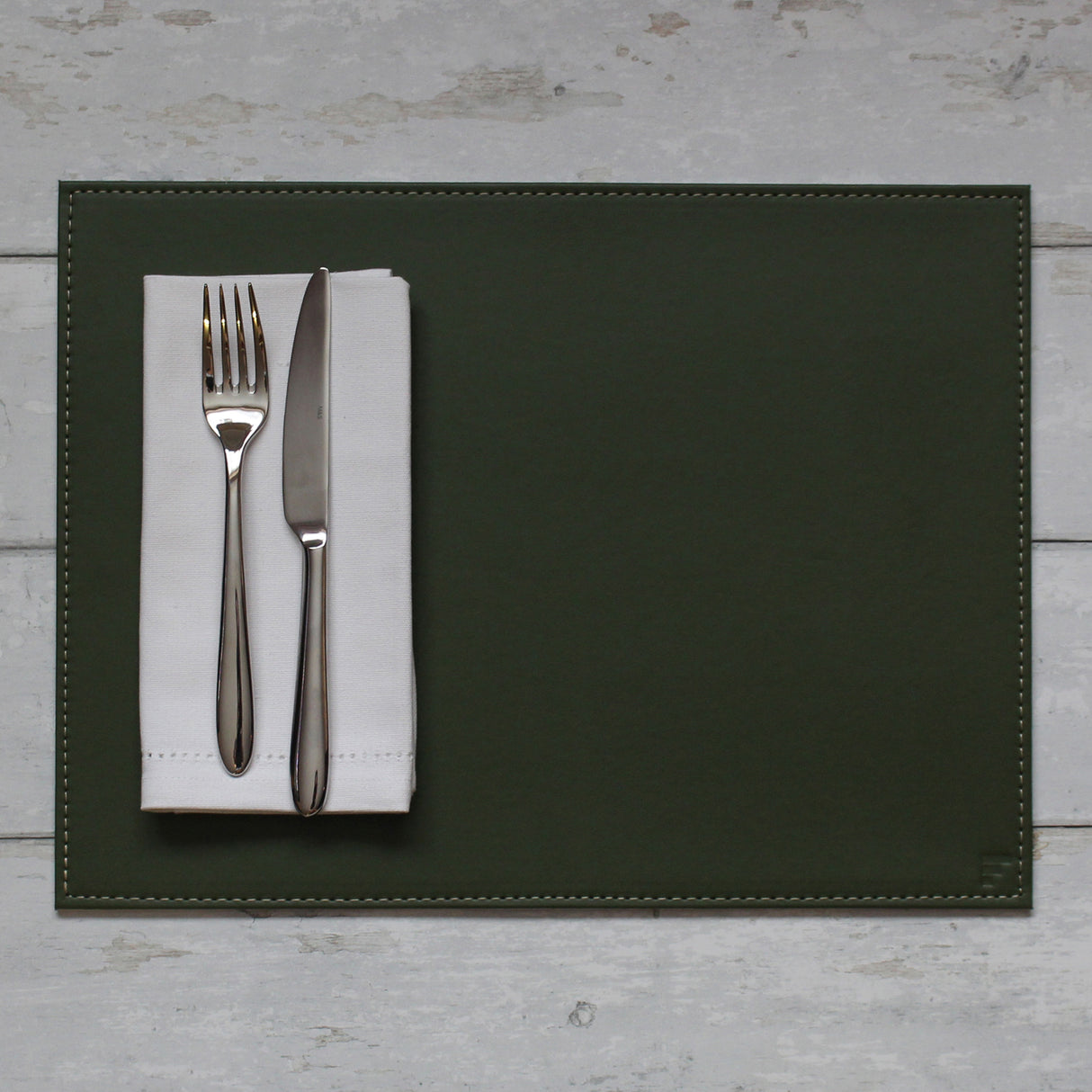 FREEFORM Platzset Duo in Olive und Elfenbein, rechteckiges Design, strapazierfähiges Esszimmer-Accessoire
