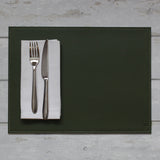 FREEFORM Platzset Duo in Olive und Elfenbein, rechteckiges Design, strapazierfähiges Esszimmer-Accessoire