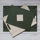 Vier runde Untersetzer-Set von Freeform in Olive und Elfenbein, aus robustem Material, ideal zum Schutz von Tischen.