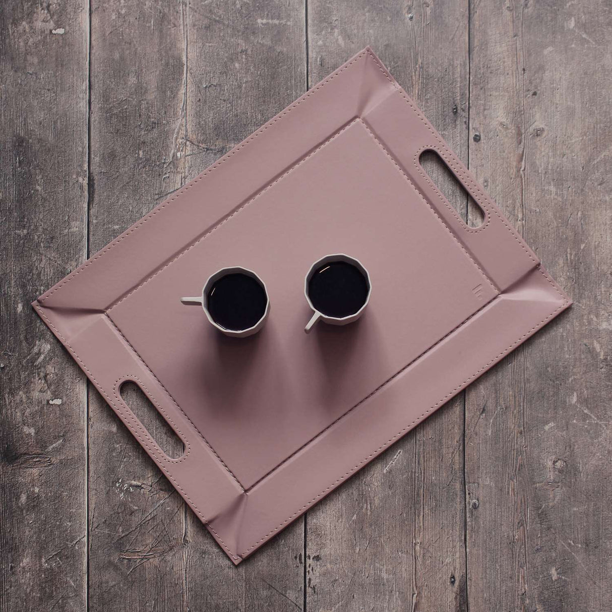 Wendetablett von Freeform, 2-in-1 Tablett und Tischset DUO, klein, aus Kunststoff mit abwischbarer Oberfläche.