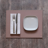 Platzset von FREEFORM, DUO in altrosa und stein, rechteckiges Design, strapazierfähig und stilvoll für den Esstisch