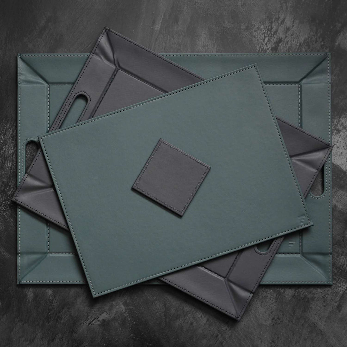Wendetablett von Freeform, 2in1 Tablett und Tischset DUO, kleines, faltbares Design mit Holzoberfläche auf einer weißen Oberfläche