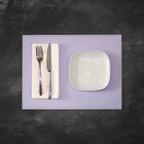 FREEFORM Platzset DUO in Flieder und Grau, rechteckiges Tischset aus Stoff, modernes Design für Esstisch.