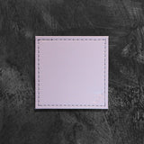 Vier Untersetzer im Duo-Set von Freeform in Flieder und Grau, aus langlebigem Material, ideal für Tische und Dekorationen.