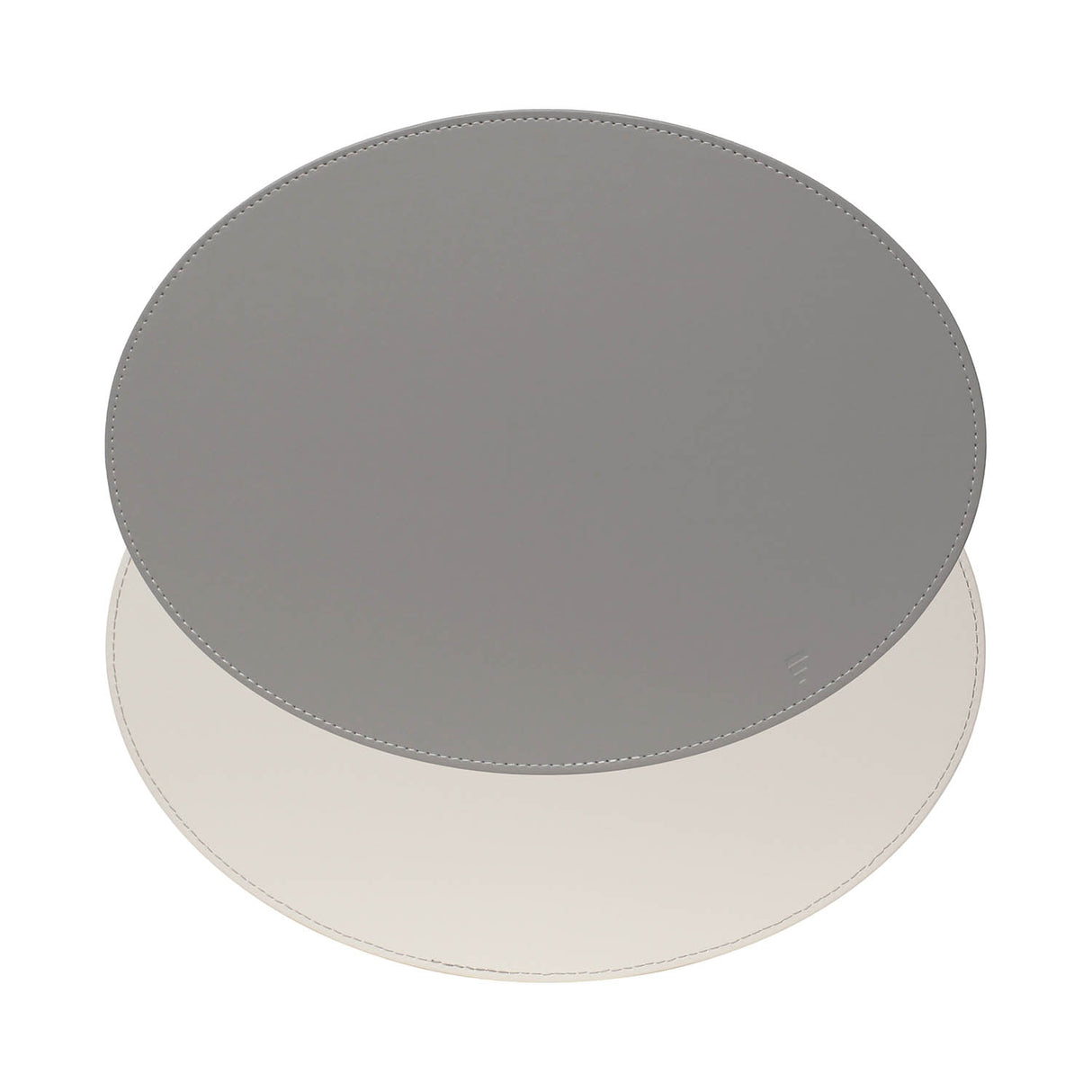 Ovales Platzset von FREEFORM, Duo in Grau und Weiß, mit ovaler Form und eleganten Designs.