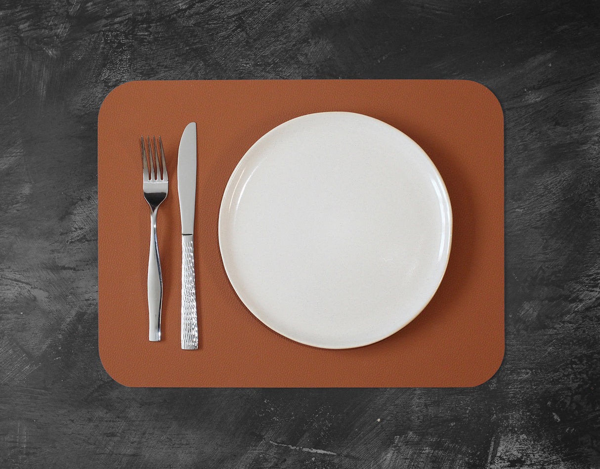 Zweier-Set Tischsets Flexi von Freeform in Cognac und Schwarz, mit stilvollem, widerstandsfähigem Design für den Esstisch.