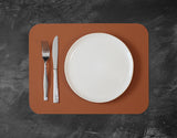 Zweier-Set Tischsets Flexi von Freeform in Cognac und Schwarz, mit stilvollem, widerstandsfähigem Design für den Esstisch.