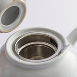 Weiße Teekanne von PRICE & KENSINGTON, elegant aus Porzellan, mit schlichtem Design und hochwertiger Verarbeitung.
