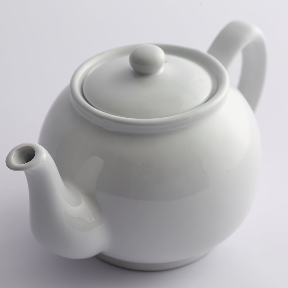 Weiße Teekanne von PRICE & KENSINGTON, elegante Porzellan-Teekanne mit klaren Linien, ideal für Teezeremonien und Tischdekorationen