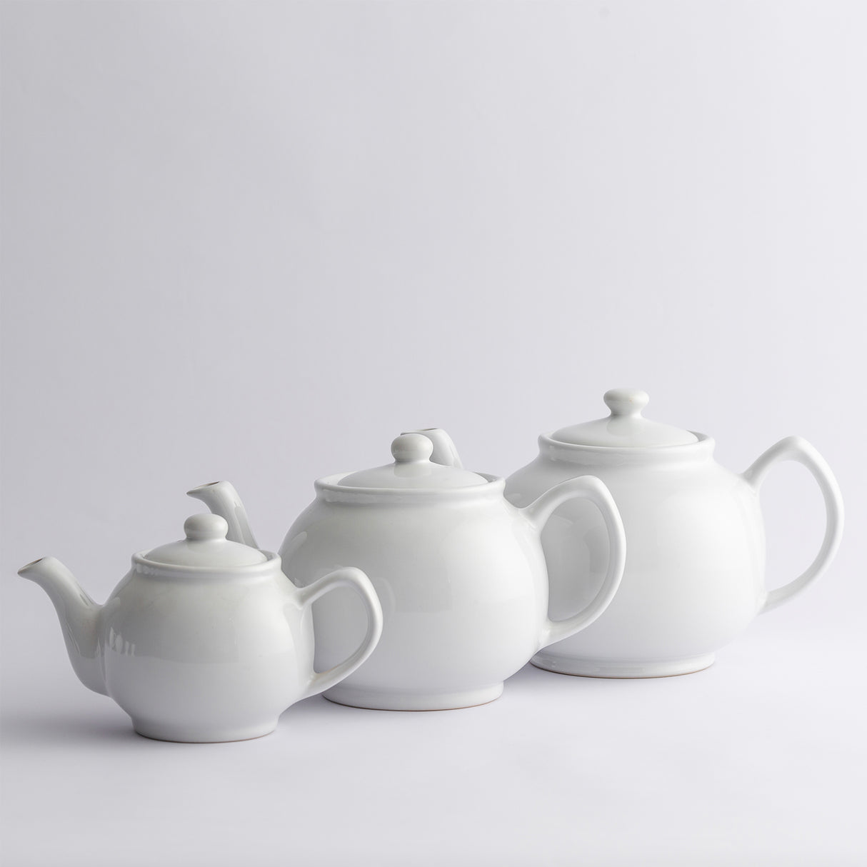 Weiße Teekanne von PRICE & KENSINGTON aus Keramik, elegante Teekanne für Teezeremonien und Kaffee, schlichtes Design.