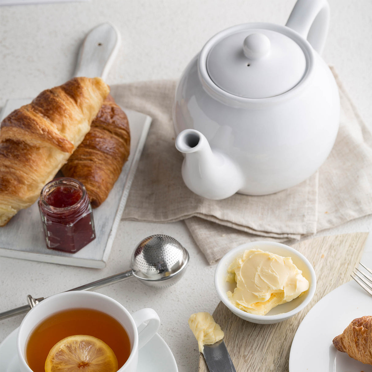 Weiße Teekanne von PRICE & KENSINGTON mit elegantem Design, perfekt für Tee-Genuss und stilvolle Tafel.