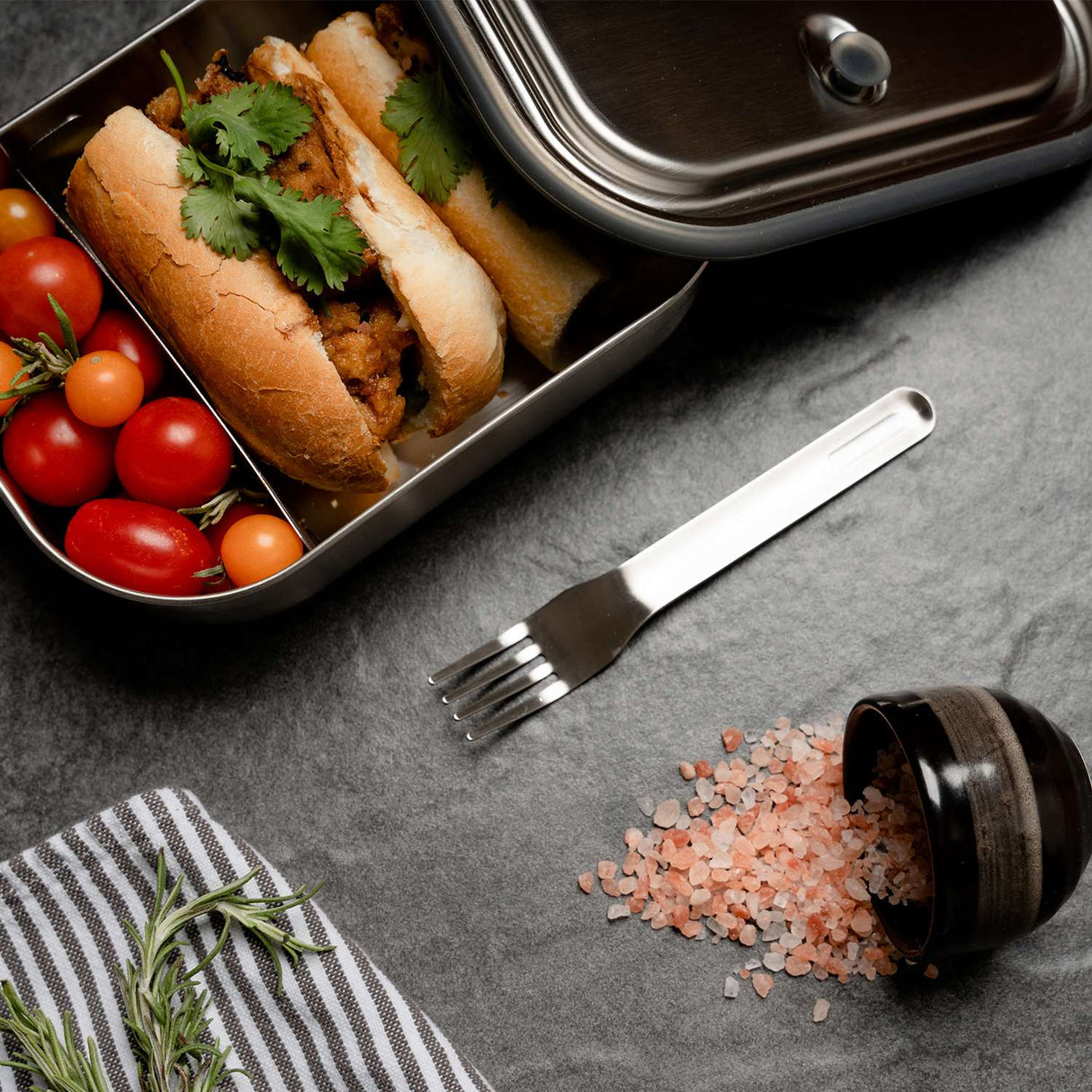 Edelstahl Lunchbox von black+blum mit Vakuumverschluss, 1000 ml Fassungsvermögen, für gesunde Mahlzeiten unterwegs