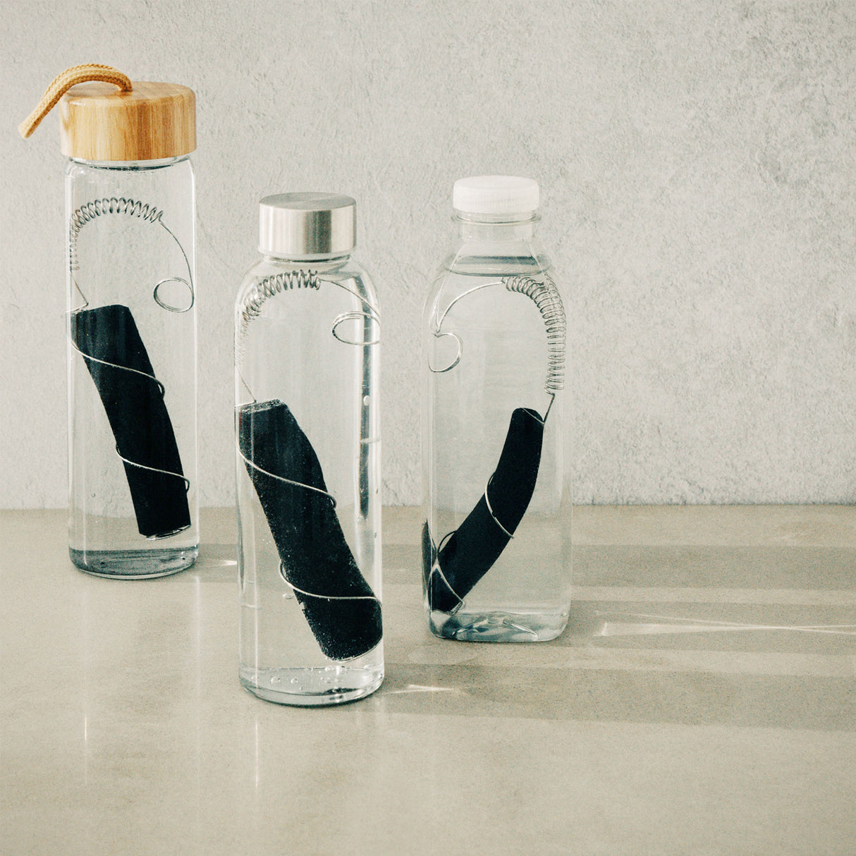 Aktivkohlefilter von BLACK+BLUM, CARACOL, schwarz, zeigt den Filter mit schwarzer Aktivkohle und Filtergehäuse.
