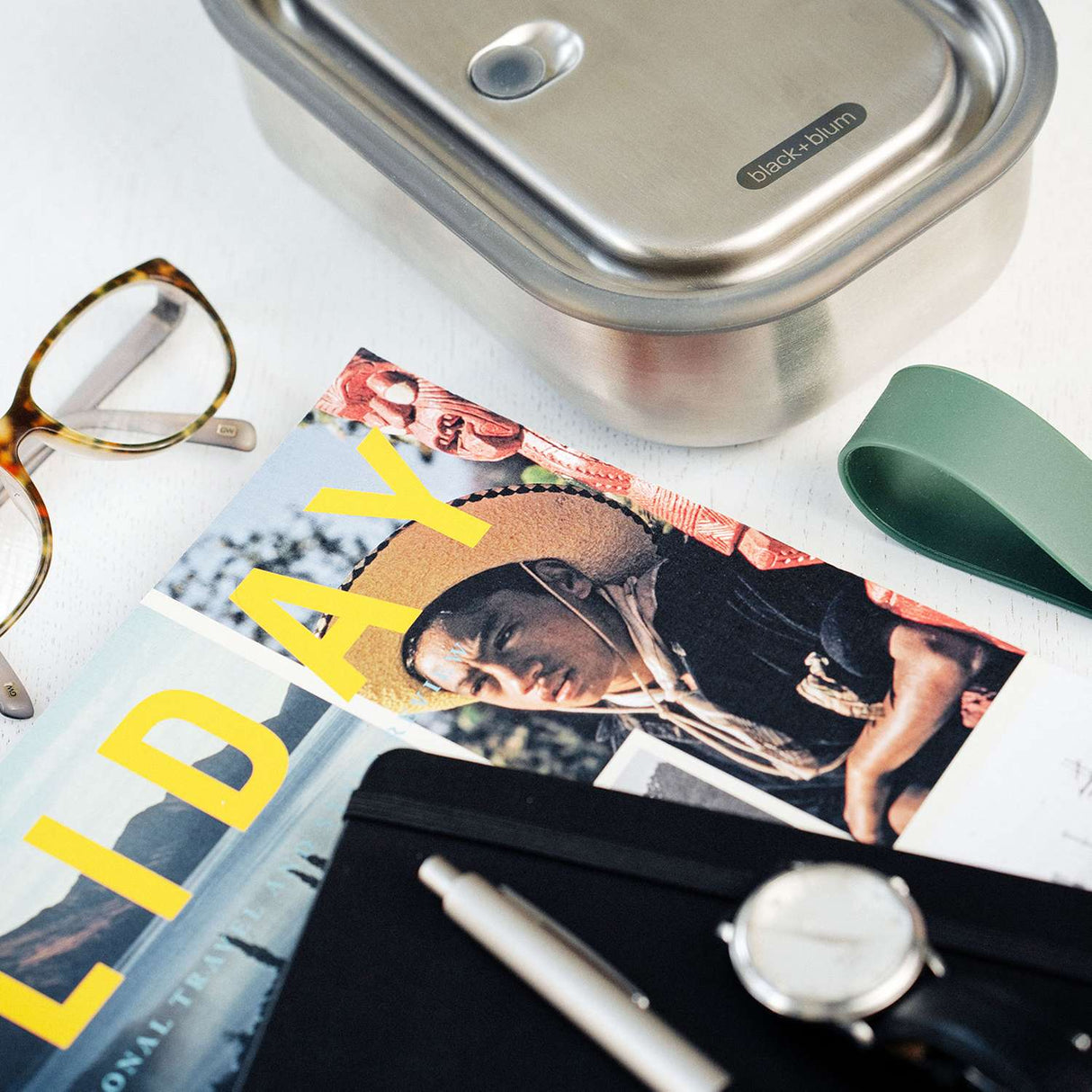 Edelstahl Lunchbox von black+blum in Olive, 600 ml, mit zwei Fächern für gesunde Mahlzeiten und nachhaltige Aufbewahrung.